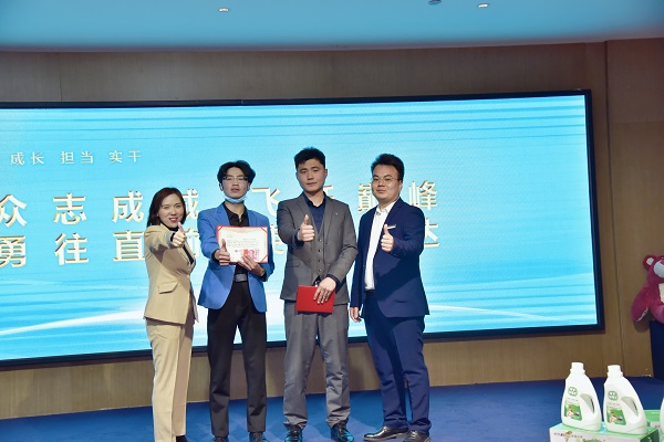 易視界2月優(yōu)秀店長(cháng)獲得者上臺領(lǐng)獎