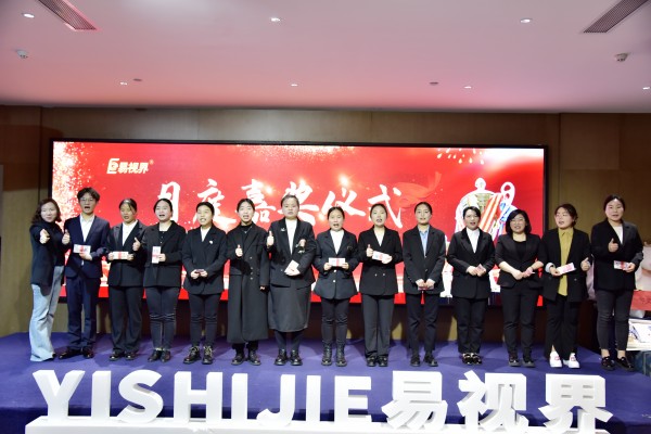 小伙伴上臺領(lǐng)錢(qián)了