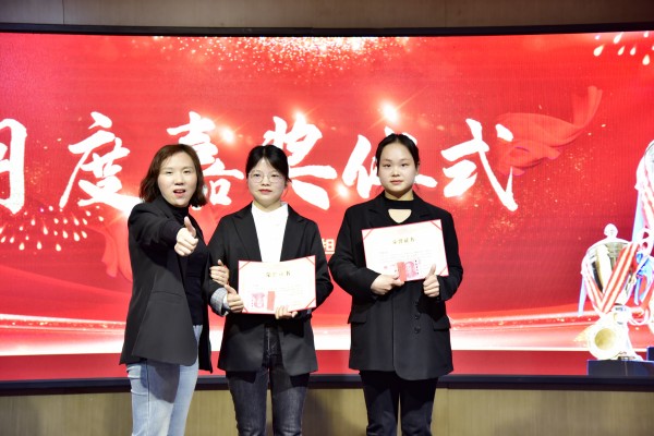 易視界3月表現優(yōu)秀的新人上臺領(lǐng)獎