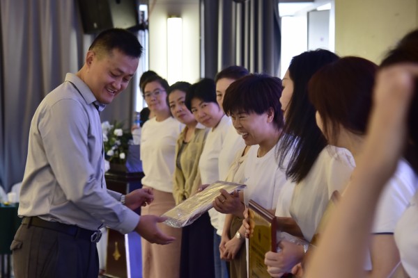 易視界品牌創(chuàng  )始人陳總頒發(fā)獎牌中