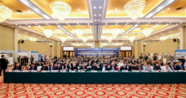 熱烈祝賀易視界創(chuàng  )始人榮獲“2023品牌強國·經(jīng)濟年度人物”稱(chēng)號