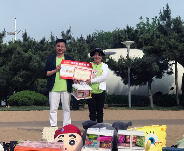 易視界5月表現優(yōu)秀的伙伴上臺領(lǐng)獎