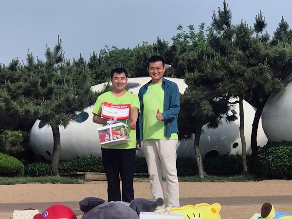 易視界5月表現優(yōu)秀的伙伴上臺領(lǐng)獎
