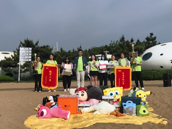 易視界5月表現優(yōu)秀的伙伴上臺領(lǐng)獎
