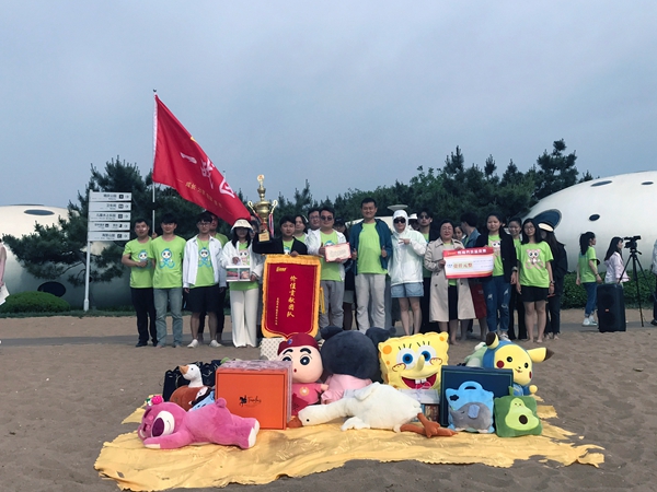 易視界5月表現優(yōu)秀的伙伴上臺領(lǐng)獎
