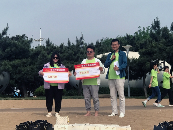 易視界5月表現優(yōu)秀的伙伴上臺領(lǐng)獎