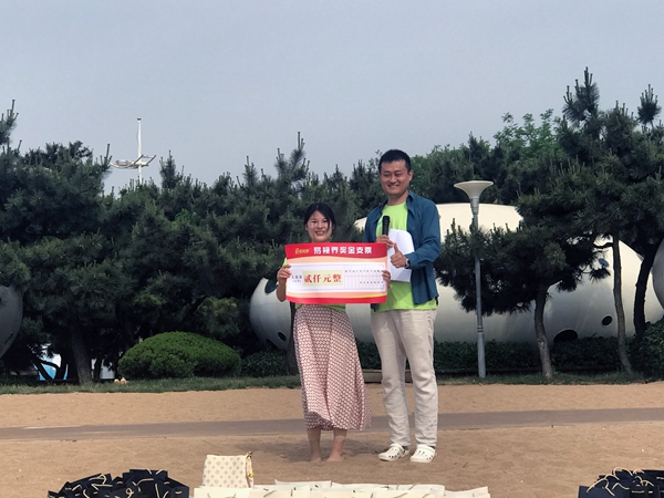 易視界5月表現優(yōu)秀的伙伴上臺領(lǐng)獎