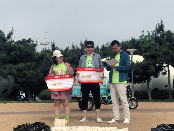 易視界5月表現優(yōu)秀的伙伴上臺領(lǐng)獎