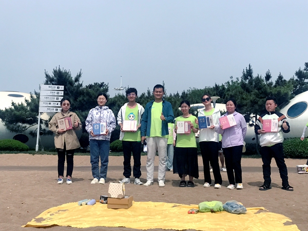 易視界5月表現優(yōu)秀的伙伴上臺領(lǐng)獎