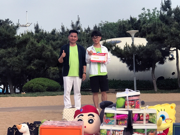 易視界5月表現優(yōu)秀的伙伴上臺領(lǐng)獎