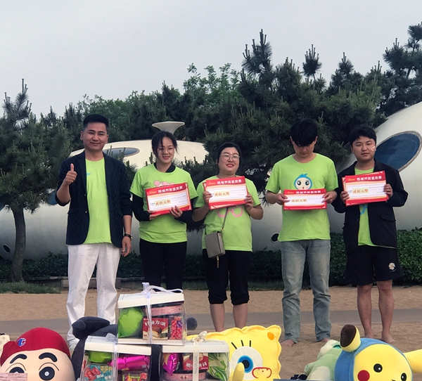 易視界5月表現優(yōu)秀的伙伴上臺領(lǐng)獎