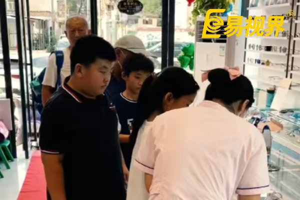 易視界店面客戶(hù)排隊中