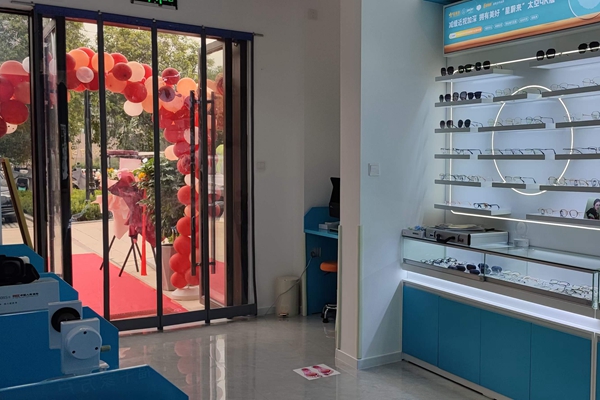 易視界八小店店內環(huán)境