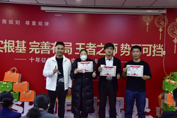 易視界陶總為學(xué)習型春節成績(jì)優(yōu)秀的伙伴頒發(fā)獎狀