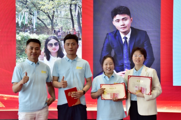 易視界2024年4月優(yōu)秀店長(cháng)獎獲得者上臺領(lǐng)獎