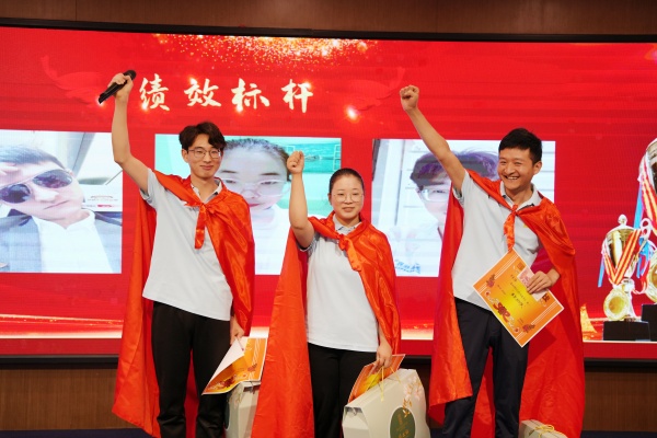 易視界2024年7月績(jì)效獎獲得者上臺領(lǐng)獎