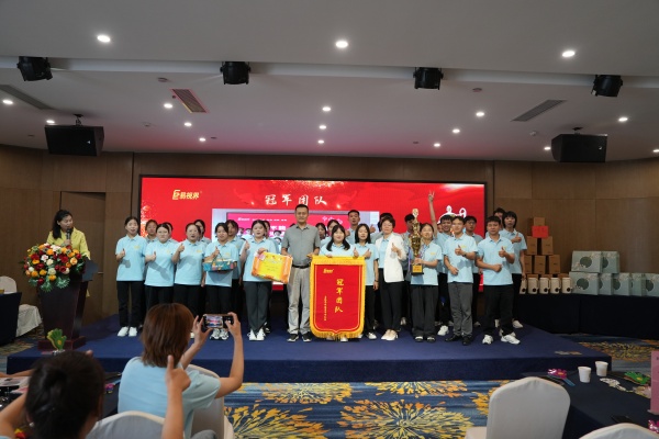 易視界2024年7月業(yè)績(jì)團隊獲得者上臺領(lǐng)獎
