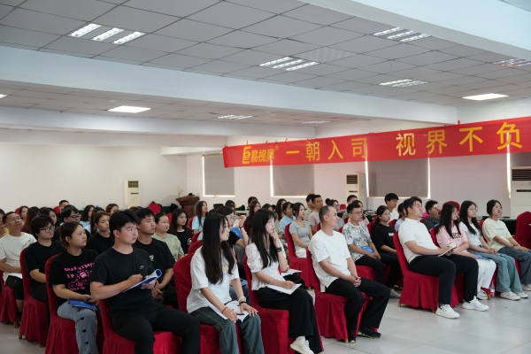 經(jīng)貿嬌子們認真學(xué)習中