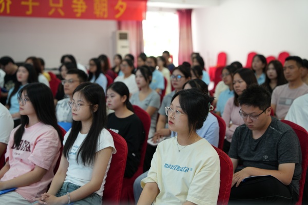 認真聆聽(tīng)易視界老師的講解