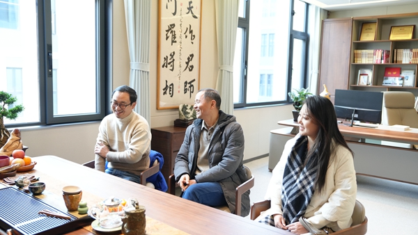 阿呆貓數字科技集團董事長(cháng)陳達偉一行與易視界集團總裁陶國文先生相談甚歡