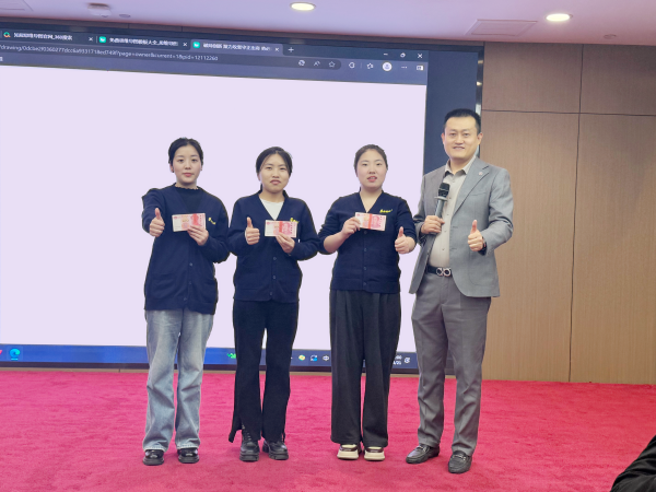 表現優(yōu)秀的易視界伙伴上臺領(lǐng)取屬于自己的榮譽(yù)和獎勵