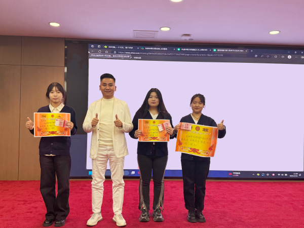 表現優(yōu)秀的易視界伙伴上臺領(lǐng)取屬于自己的榮譽(yù)和獎勵