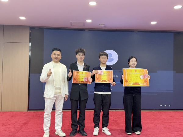 表現優(yōu)秀的易視界伙伴上臺領(lǐng)取屬于自己的榮譽(yù)和獎勵