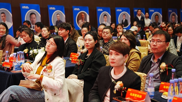 易視界17載感恩如光同行共同守護清晰視界客戶(hù)答謝會(huì )圖集