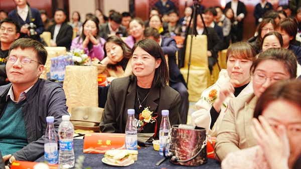 易視界17載感恩如光同行共同守護清晰視界客戶(hù)答謝會(huì )圖集