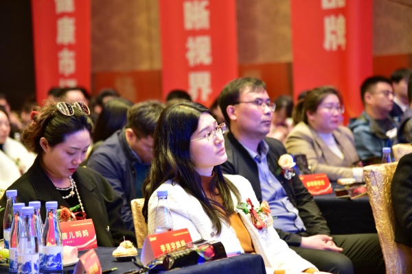 易視界17載感恩如光同行共同守護清晰視界客戶(hù)答謝會(huì )圖集