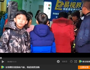易視界新店開(kāi)業(yè) 小朋友排隊檢查視力
