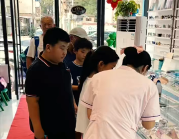 易視界門(mén)店日常忙碌狀態(tài)